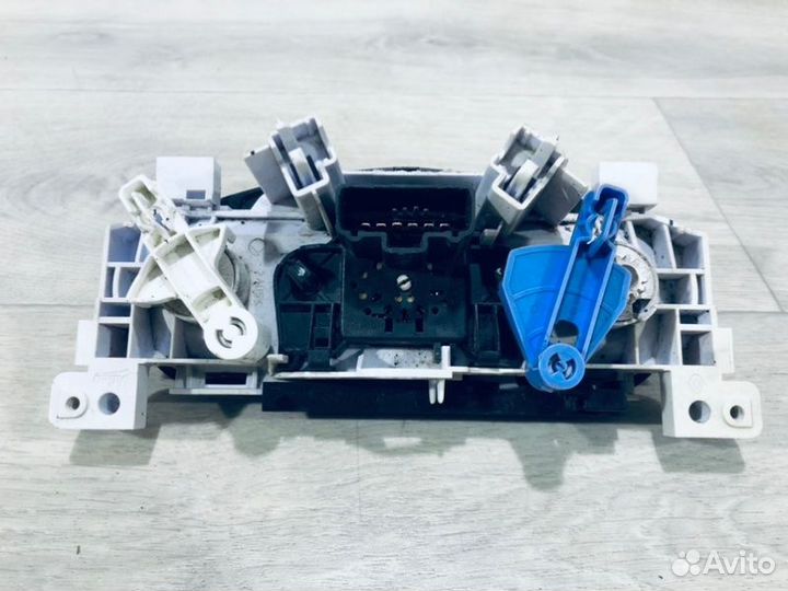 Блок управления отопителем Renault Logan седан
