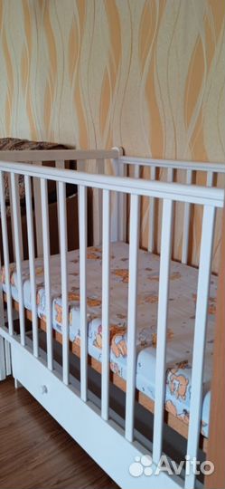 Детская кроватка с маятником и ящиком