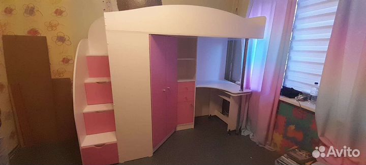 Детская кровать чердак со столом и шкафом