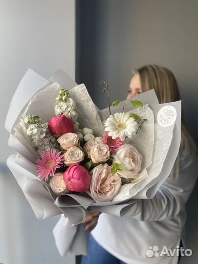 Сборный нежный букет с пионами