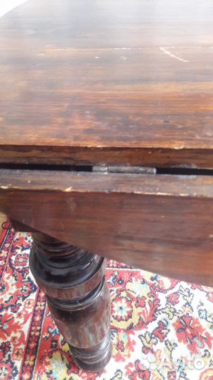 Старинный антикварный круглый стол