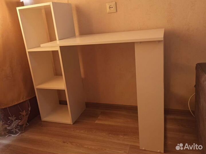 Письменный стол с полками