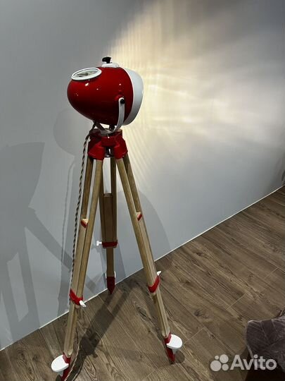 Светильник из мото фары на штативе