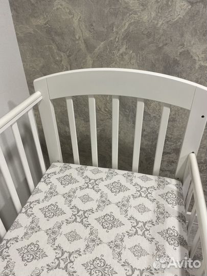 Детская кроватка с маятником