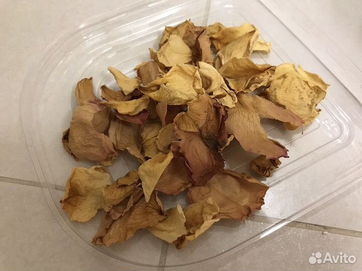 Лепестки роз сухие в контейнере