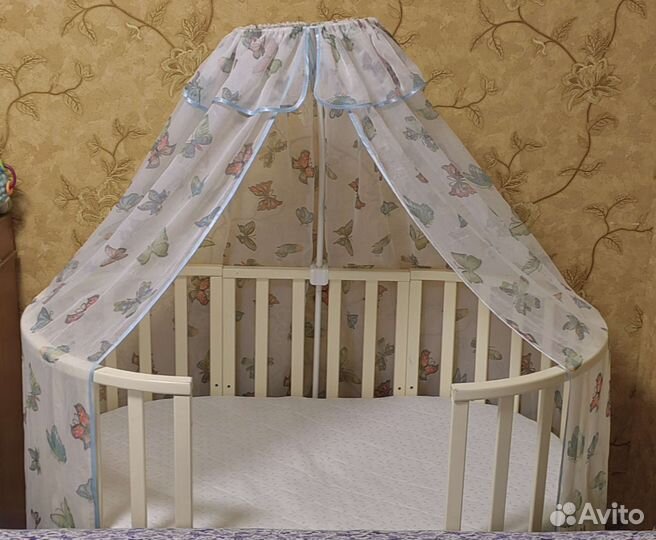 Детская кроватка с маятником