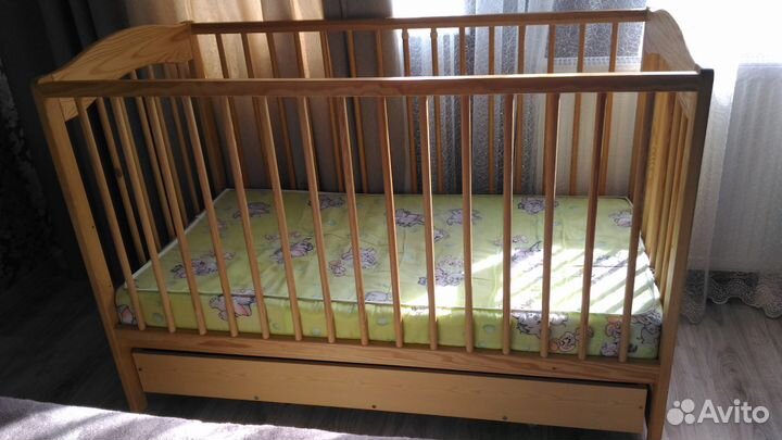 Детская кроватка из дерева