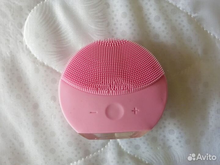 Массажная щетка для очищения лица Forever