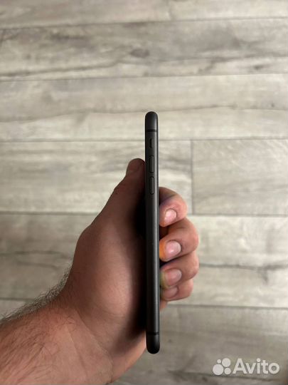 Телефон iPhone 11