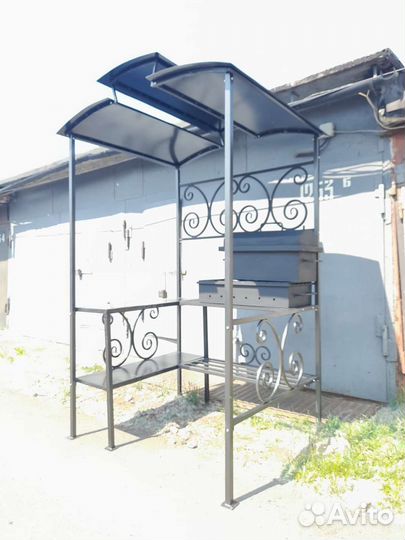 Мангал с крышей, коптильней и подставкой под казан