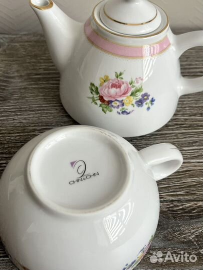 Заварочный чайник с чашкой, кофейные чашки