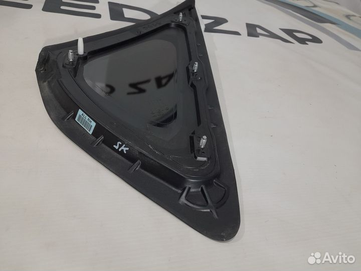 Задняя правая форточка Genesis G80