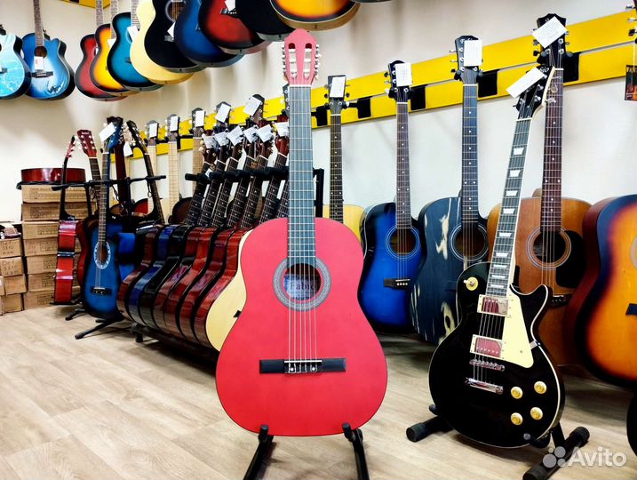 Классическая полноразмерная гитара