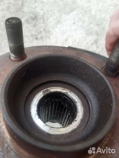 Поворотный кулак nissan sunny левый