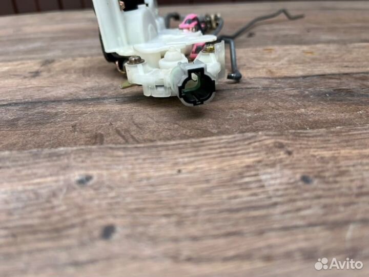 Замок двери передний правый Subaru Impreza GF6