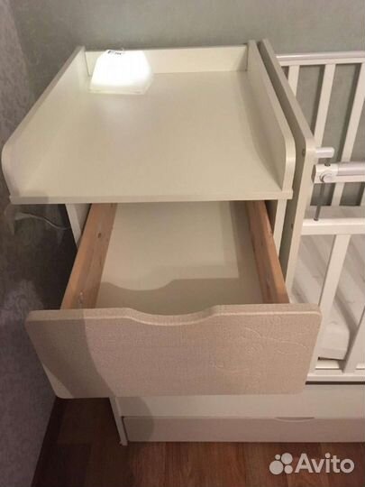 Детская кроватка с маятником