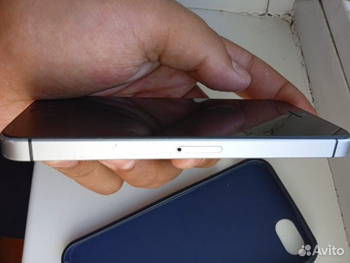 iPhone SE, 128 ГБ