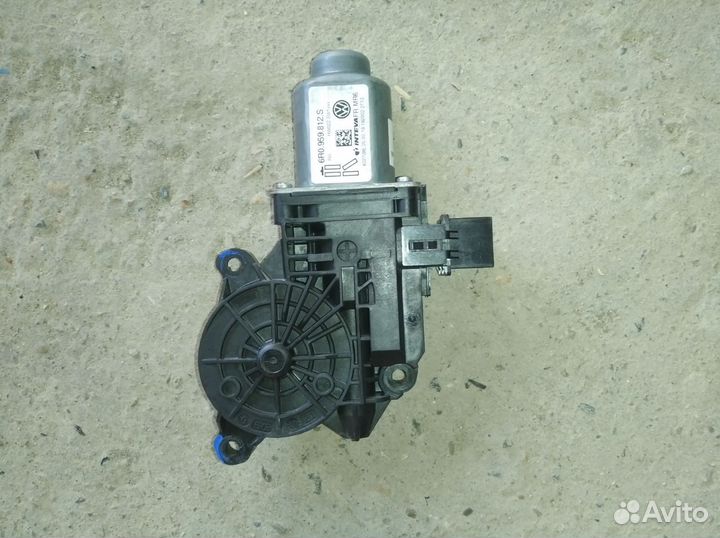 Мотор стеклоподъемника задней правой двери Polo