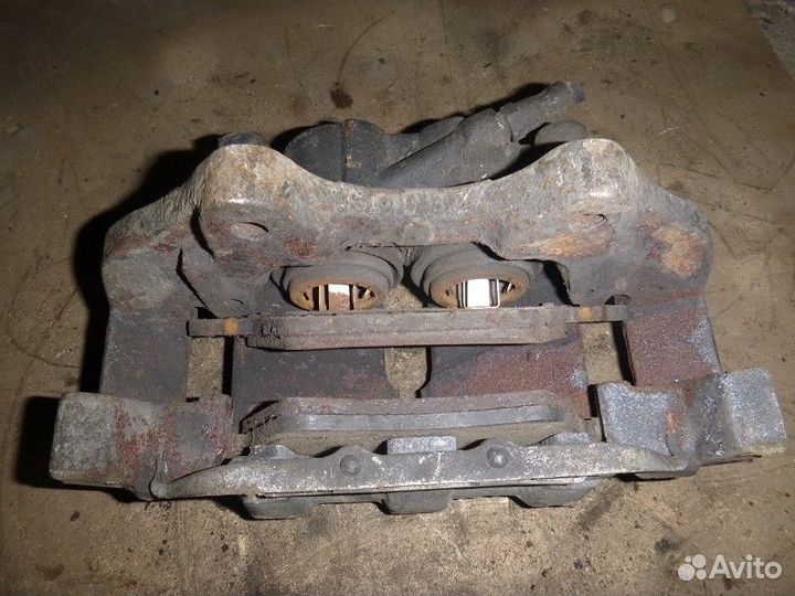 Суппорт передний левый mercedes benz GL-class X164