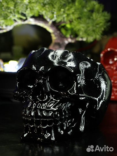 Статуэтка череп черный лак