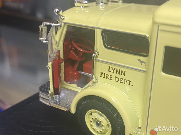 1:50 signature models Mack c rescue box 1960