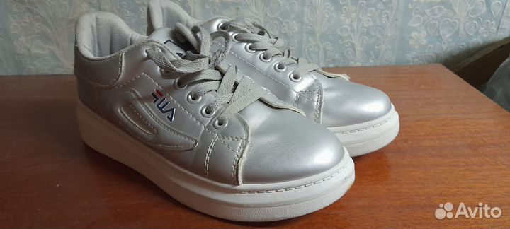 Кроссовки женские