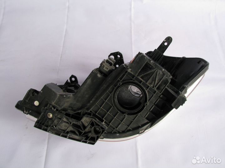 Nissan Tiida C11 Фара передняя правая ксенон