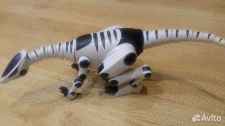 Робот динозавр на батарейках