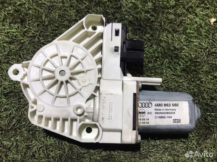 Привод шторки багажного отсека задний Audi Q7 II