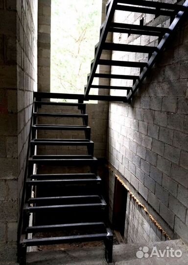 Лестница на металлическом каркасе дизайн 4183