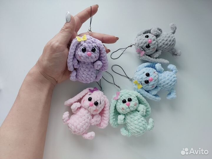 Вязаная игрушка брелок зайка