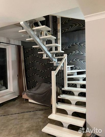 Лестница с площадкой на второй этаж