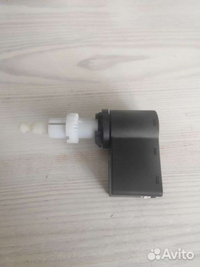 Моторчик корректора фар skoda rapid