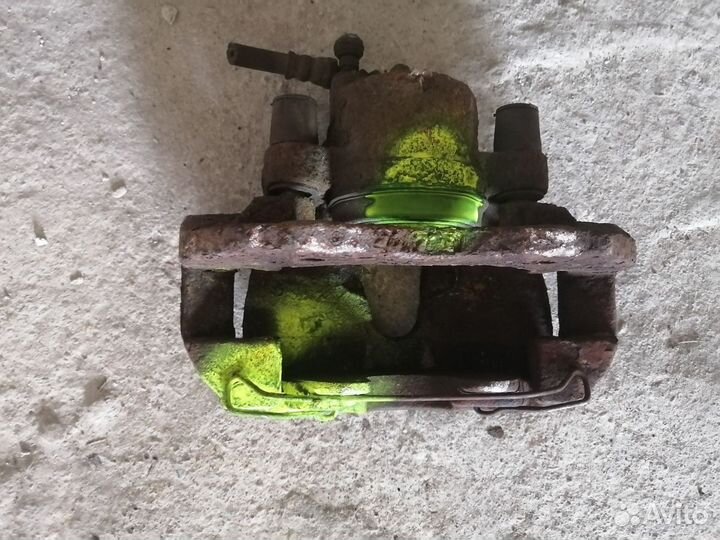 Суппорт тормозной передний левый Mazda 3 BK