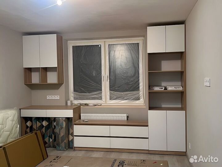 Письменный стол у окна на заказ