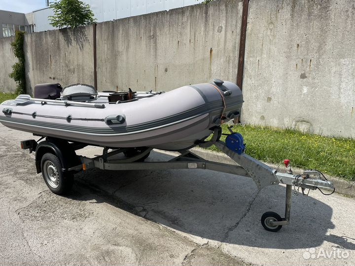 Лодка риб с мотором и прицепом
