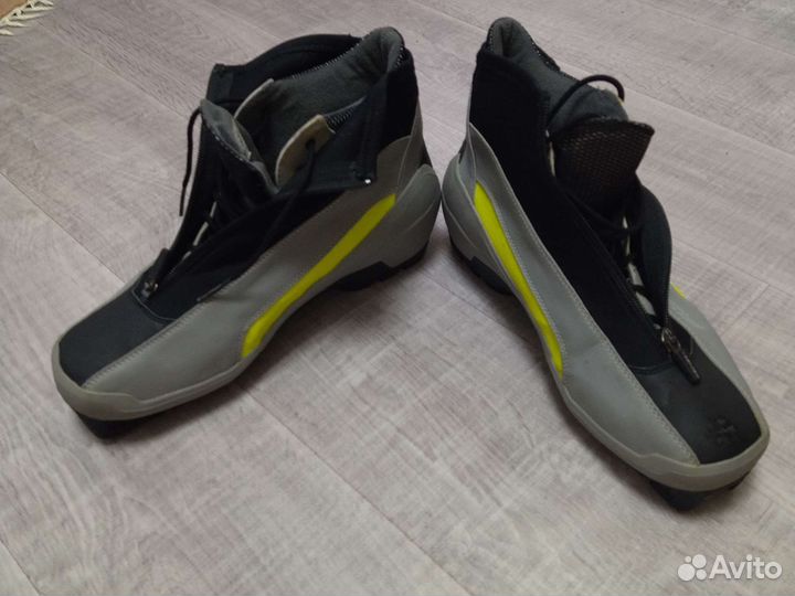 Лыжные ботинки