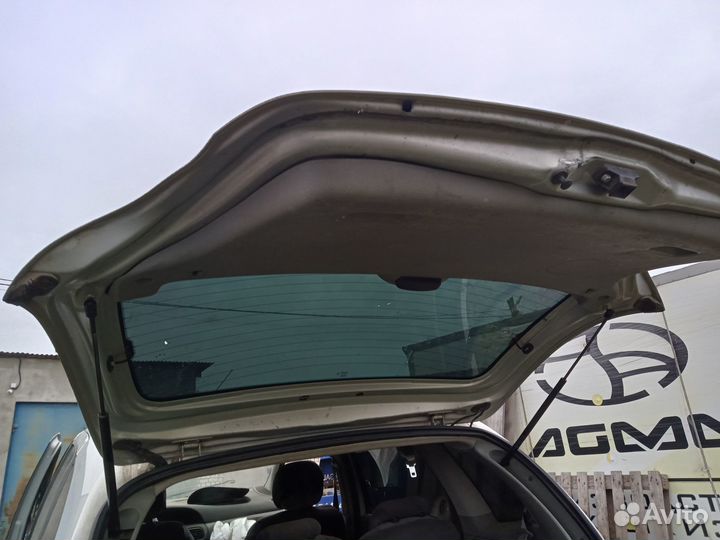 Стекло на крышку багажника на рено сценник