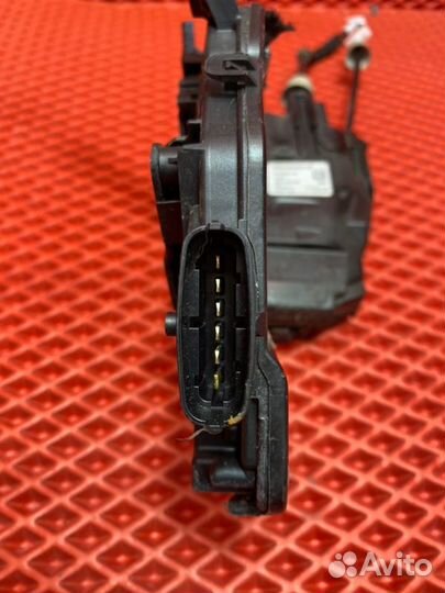 Замок двери передний левый Land Rover Discovery