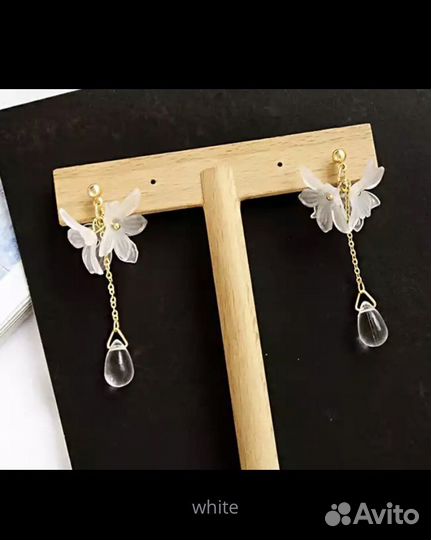 Цветочные серьги с капелькой