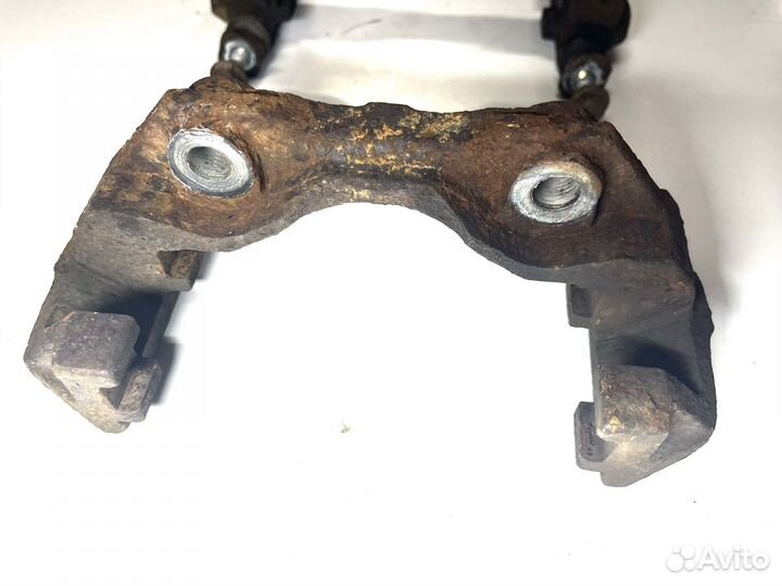 Скоба суппорта передняя VW Polo 5 1.6