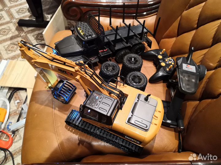 Радиоуправляемая модель машины и экскаватор. Комбо