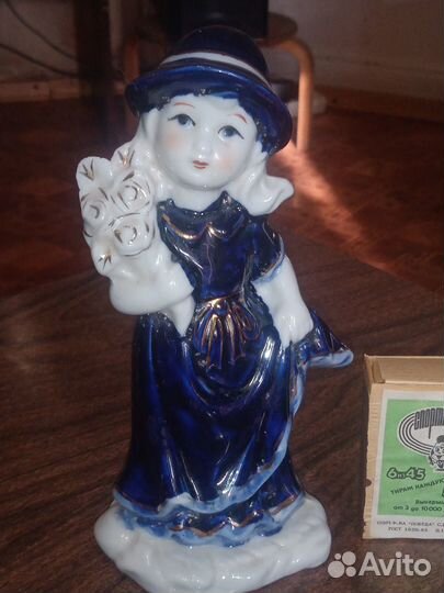 Статуэтка фарфор,девочка с цветами