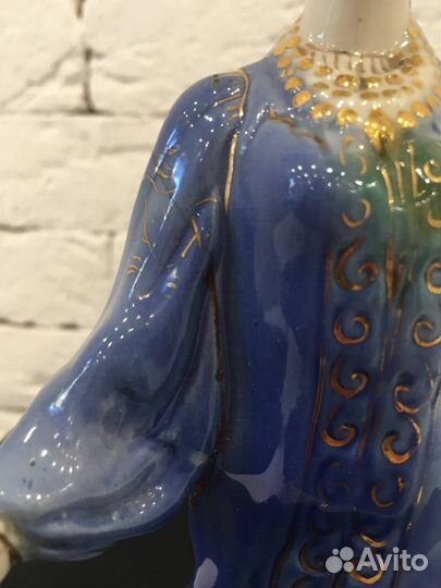 Фарфоровая статуетка 