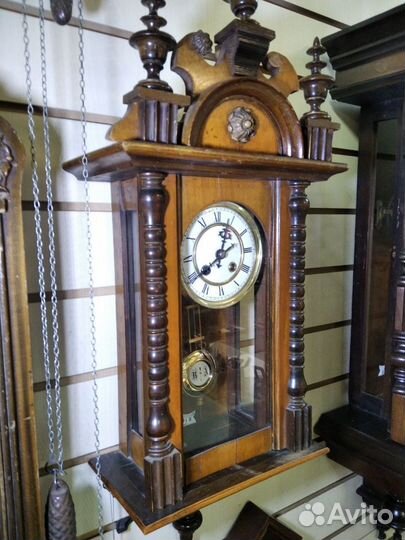Старинные настенные часы с боем