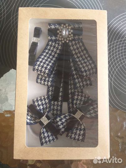 Галстук, резиночки, заколка