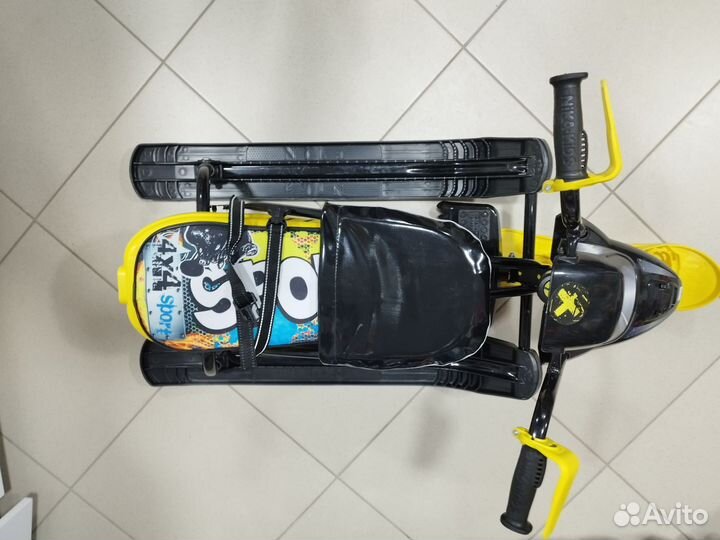 Детский снегокат со спинкой и ремнем