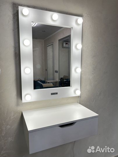 Гримерное зеркало с подвесным ящиком