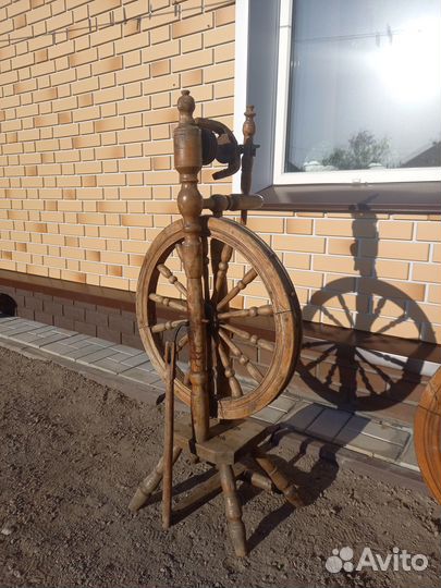 Предлагаю Вам 2 старинные ножные прялки