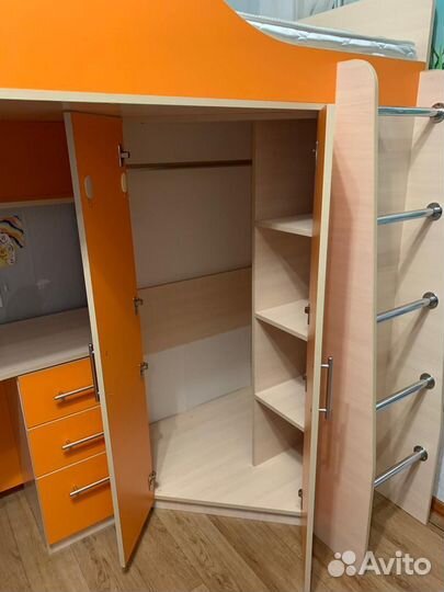 Кровать чердак со столом и шкафом